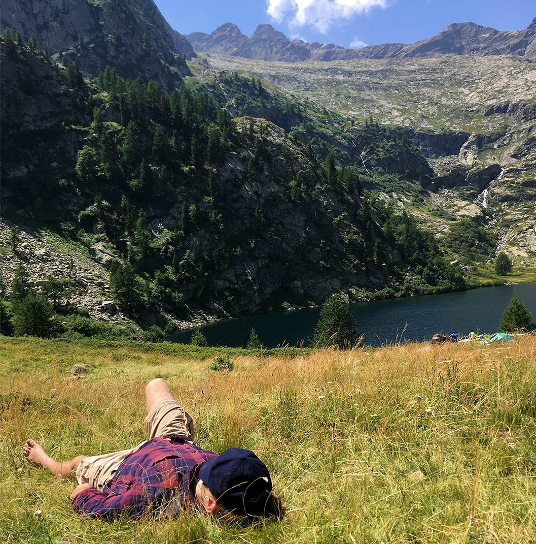 Léon à la montagne en randonnée