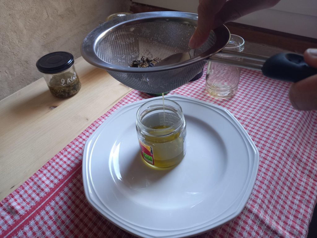  Transvaser le macérât dans un autre bocal (teinté de préférence) en le filtrant avec une passoire ou un filtre à café.
