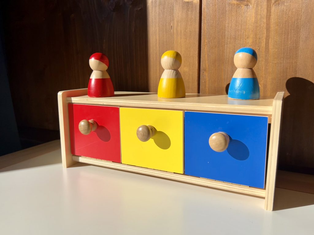 jeux 3 tiroirs Montessori aux couleurs primaires. Parents au foyer et choix des activités