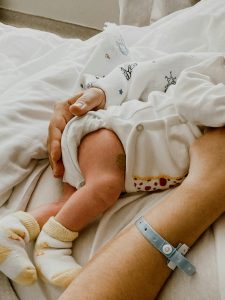 bébé à la maternité sans écrans