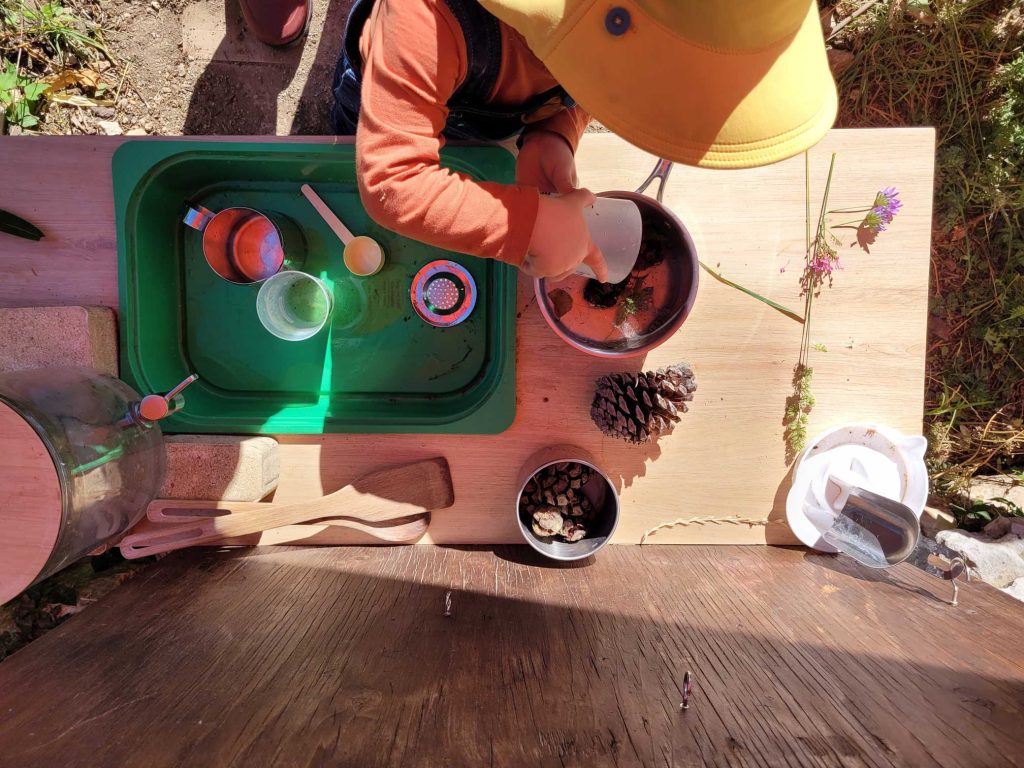 mud kitchen cadeau idéale à 2 ans