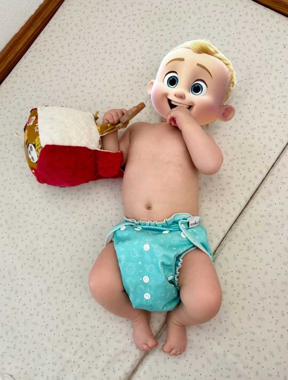 bébé sur le tapis de sol avec le cube d'activité