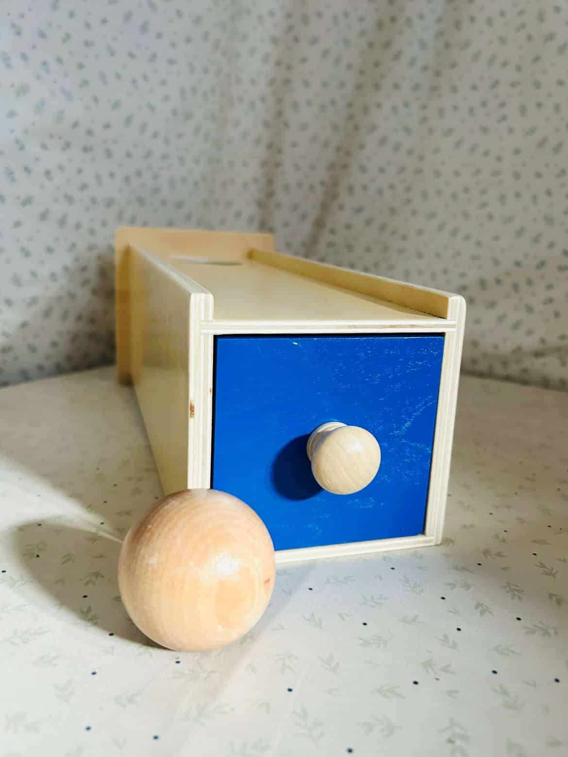 Boîte à permanence de l'objet Montessori en bois avec balle, matériel sensoriel pour développer l'autonomie du bébé