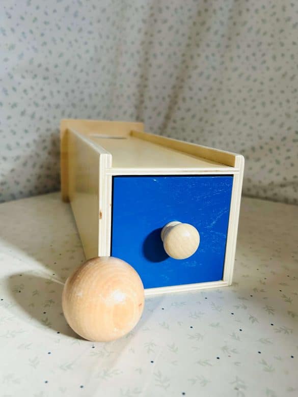 Boîte à permanence de l'objet Montessori en bois avec balle, matériel sensoriel pour développer l'autonomie du bébé