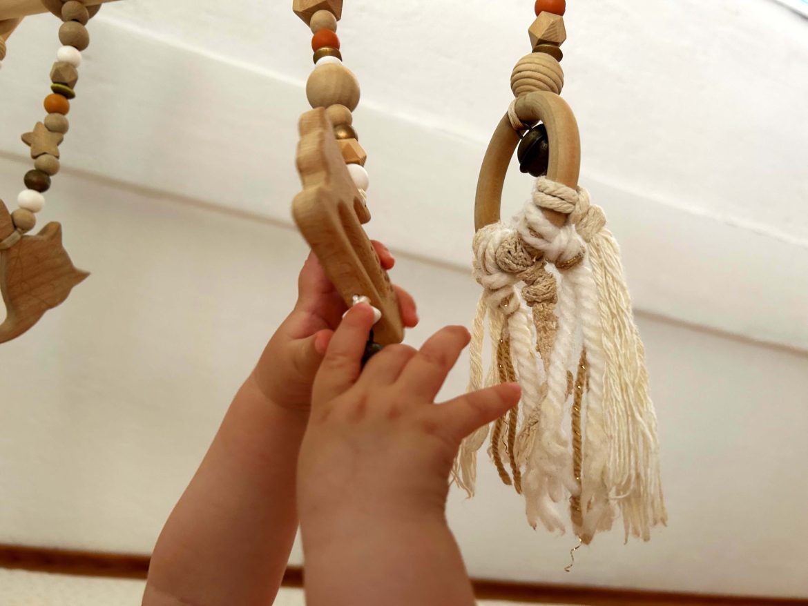 mains de bébé joue sur le tapis de sol