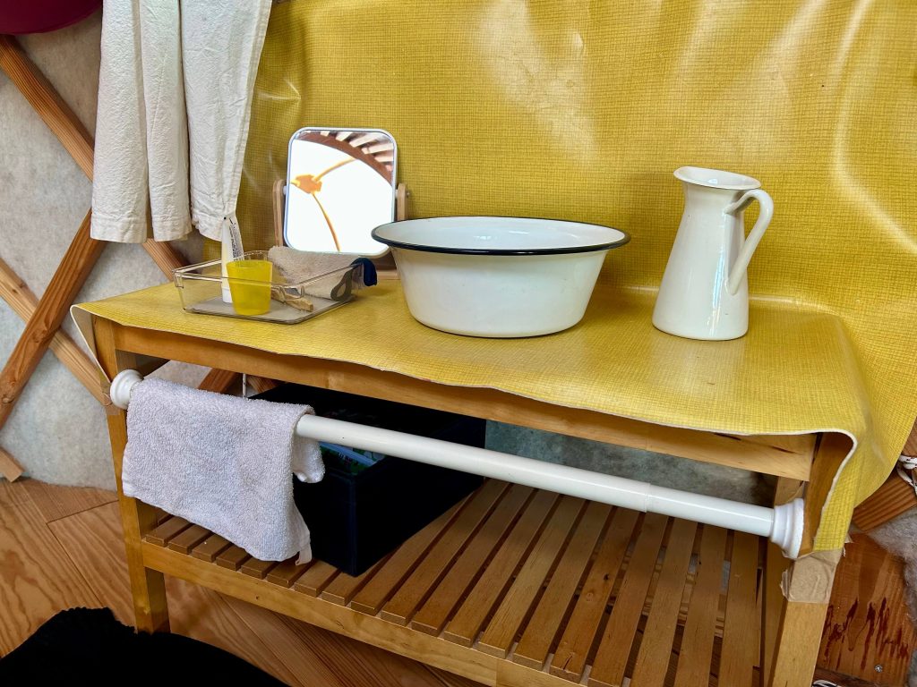 notre salle de bain Montessori dans notre yourte
