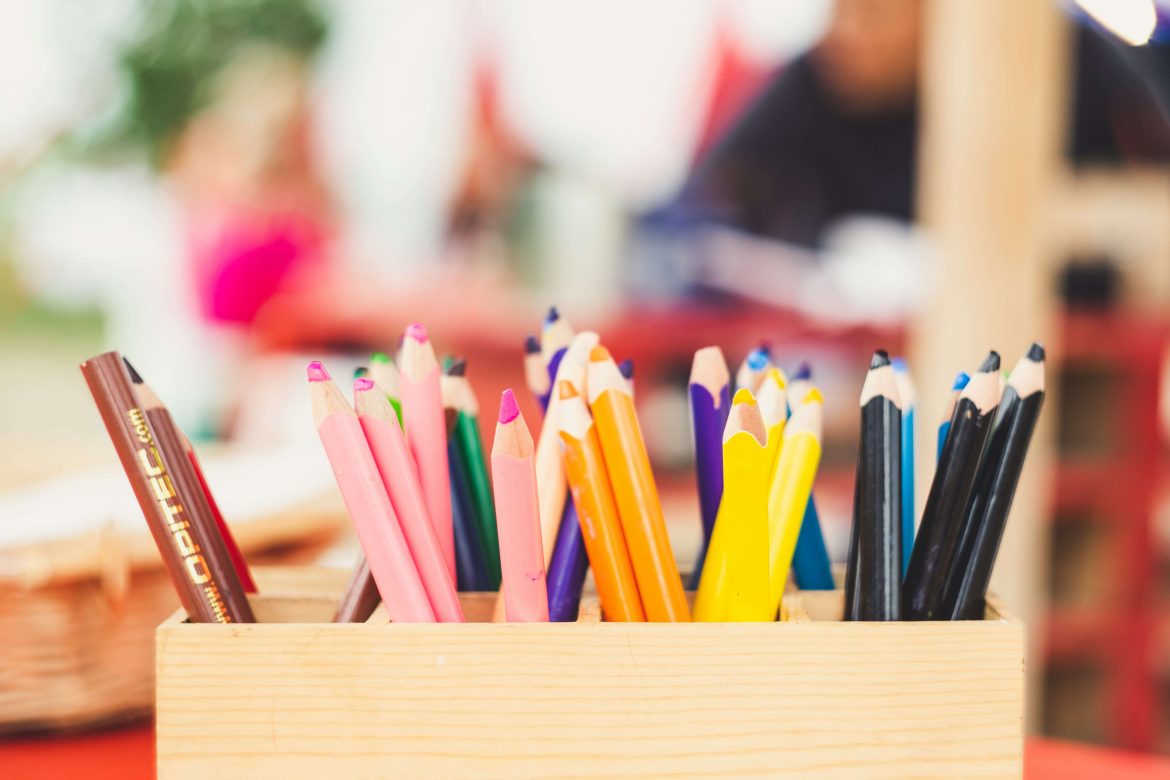 pot à crayon à l'école maternelle