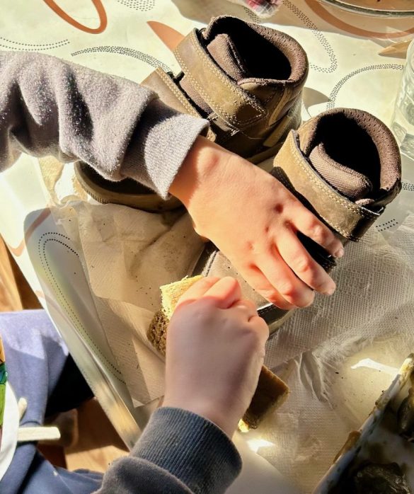 Enfant participant aux tâches ménagères à la maison selon son âge, de 18 mois à 12 ans