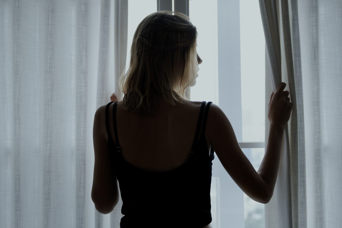Maman épuisée, je pète un câble : une mère à bout, submergée par la fatigue et la charge mentale.